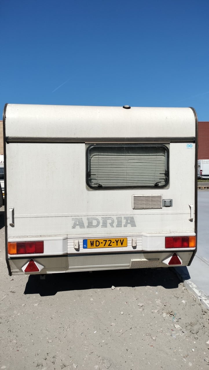Adria caravan met voortent