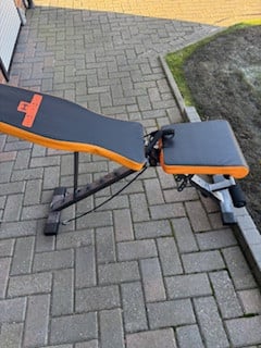 Halterbank met dumbels