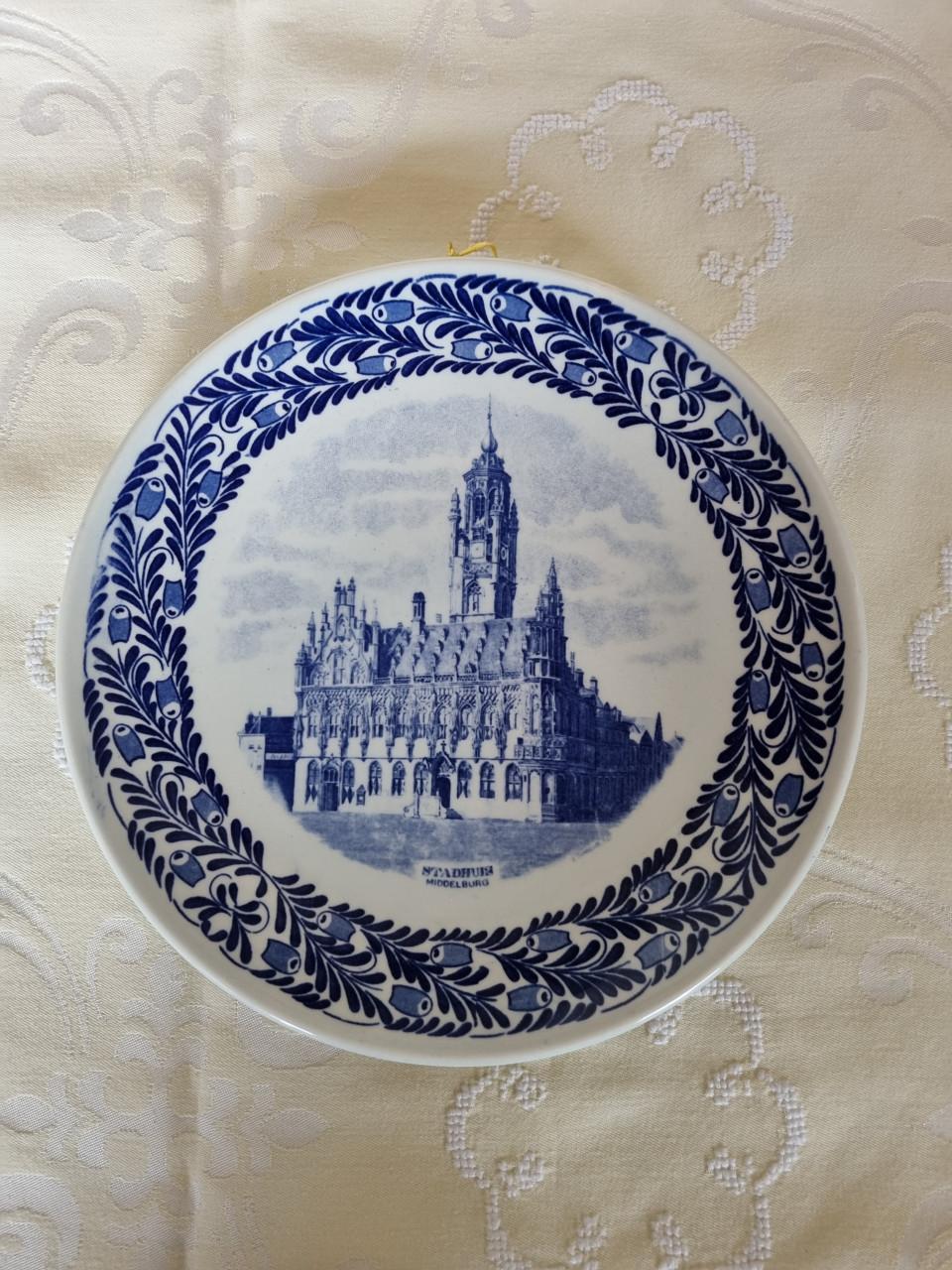 Aardewerken bord stadhuis Middelburg