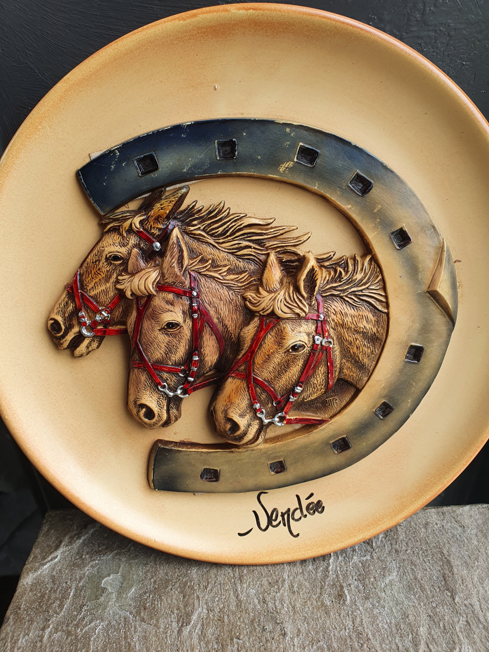 Mooi vintage spaanse paarden wandbord, heel mooi paardenbord van aardewerk