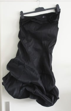 Zwarte jurk met roos  maat L