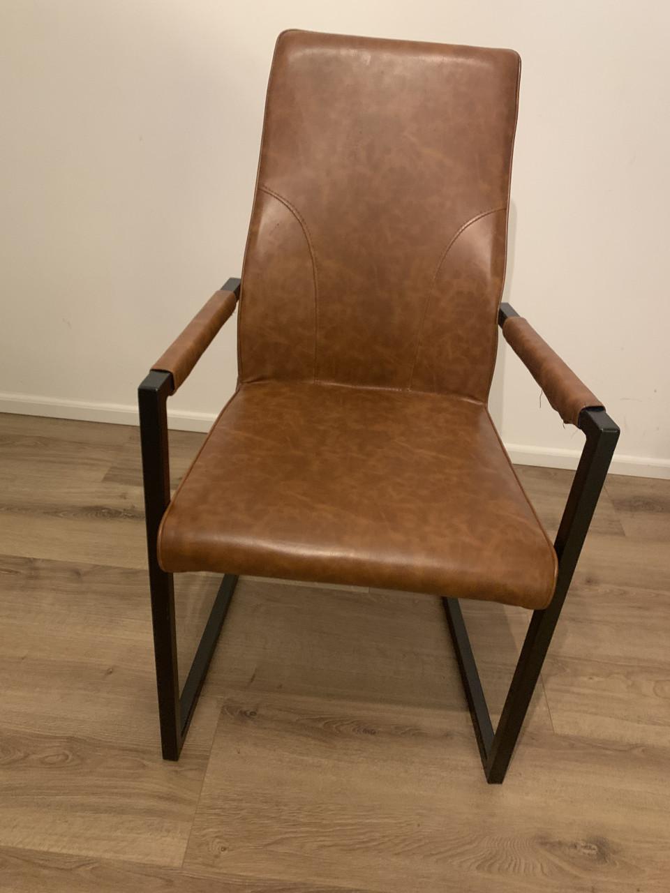 Eettafel mer 4 bijpassende stoelen