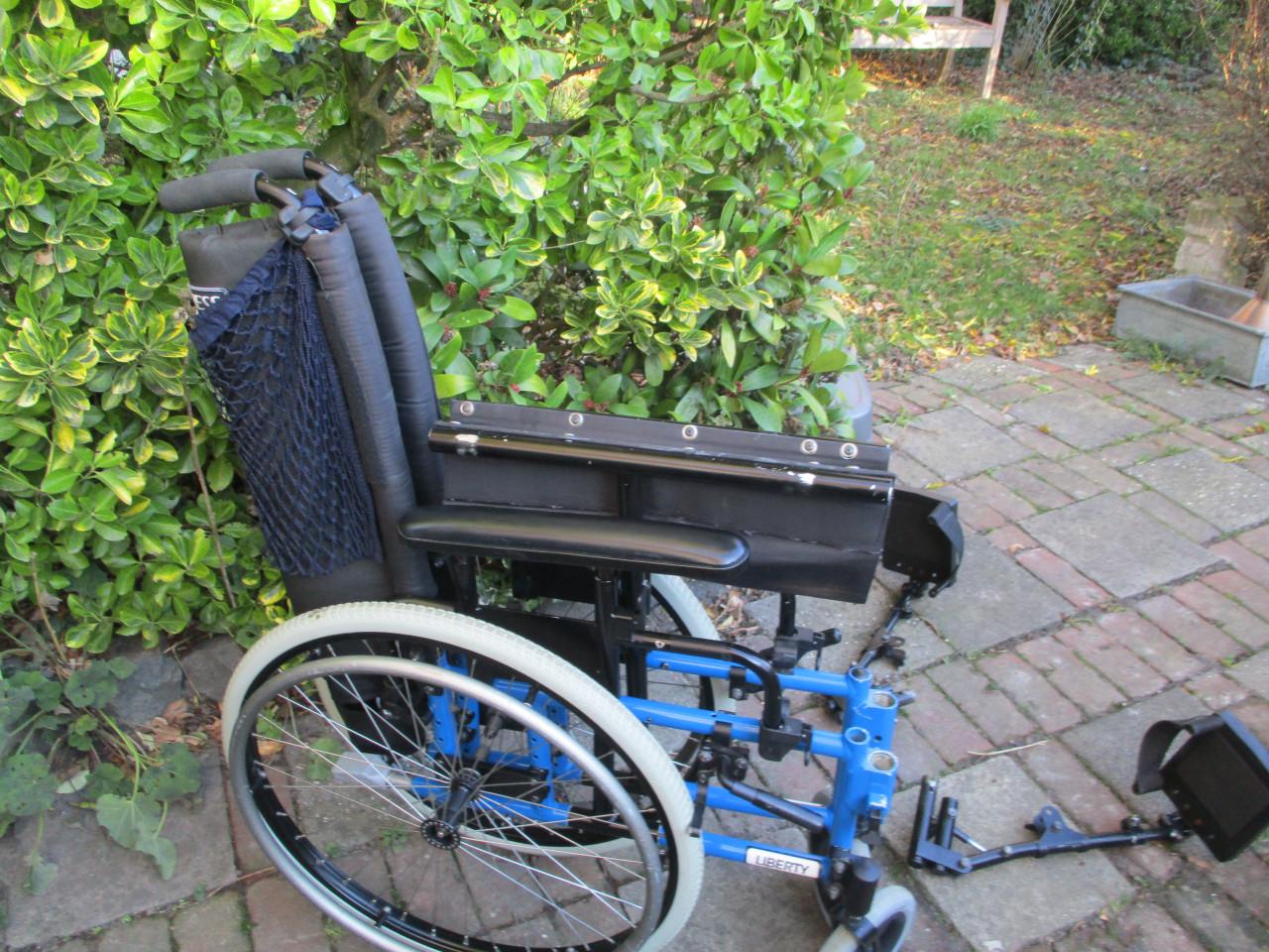 Rolstoel met veel mogelijkheden. te koop