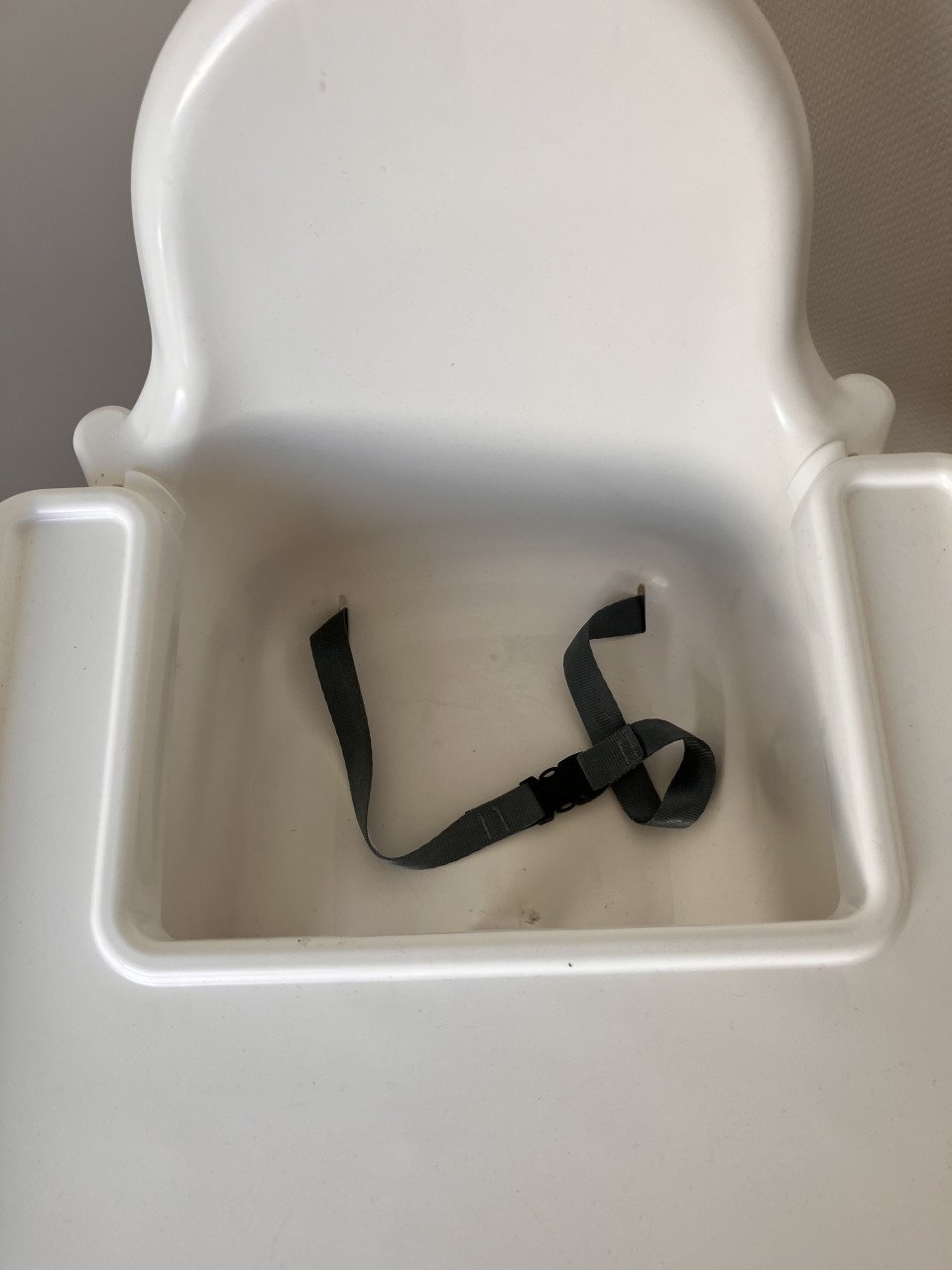 Ikea kinderstoel met veiligheidsriemen.