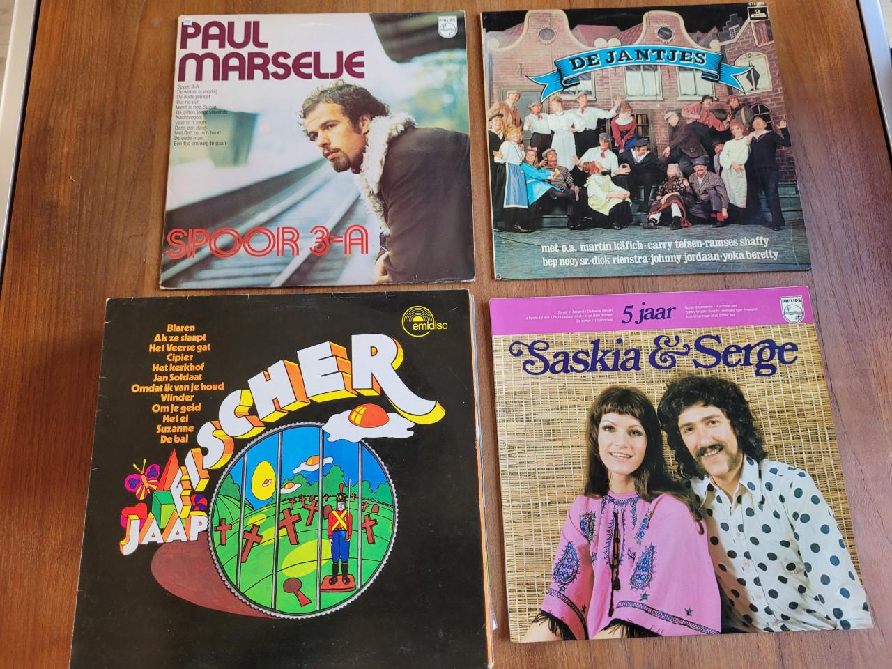 Stapel van 24 Nederlandstalige LP's