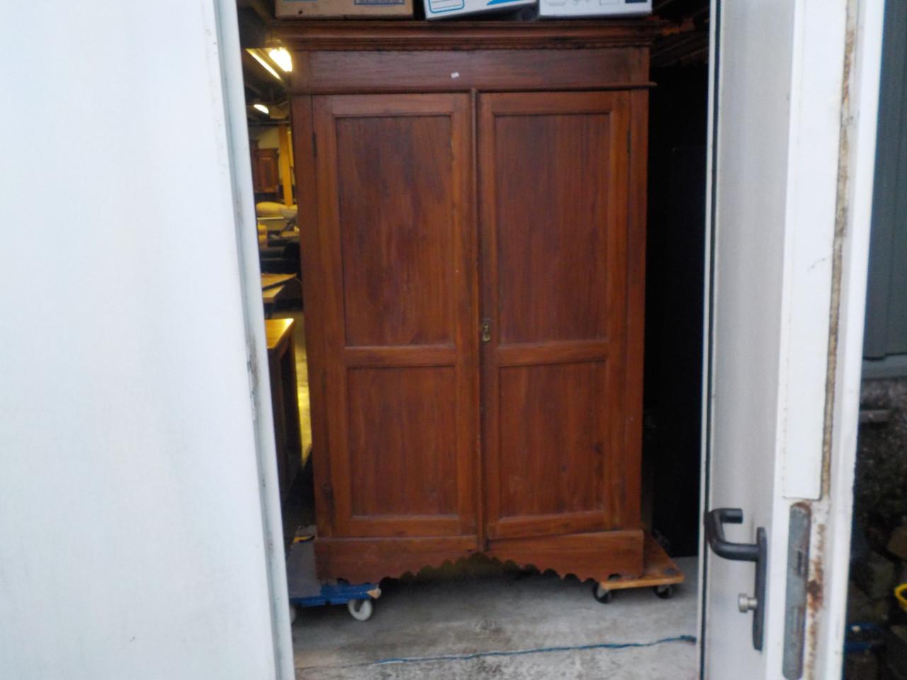 Geheel massieve antieke kleerkast in goede staat