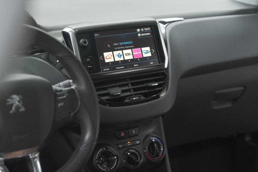 Peugeot 2008 puretech 82 blue lion | trekhaak | panoramadak | navigatie | p