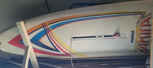 Klassieke surfplank Mistral Tarifa met giek en zeilen