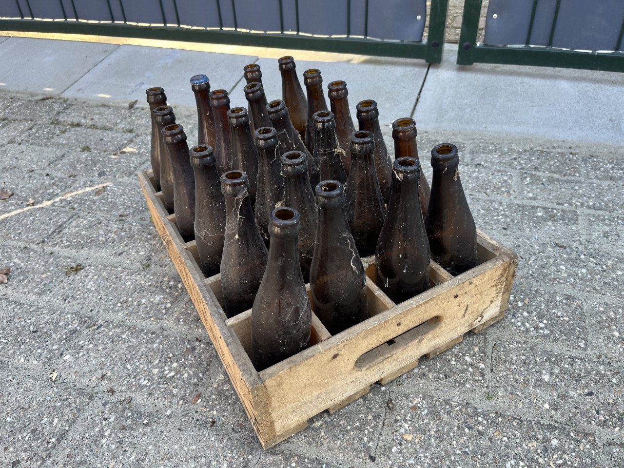 Krat met lege flesjes bier Trappist Westvleteren