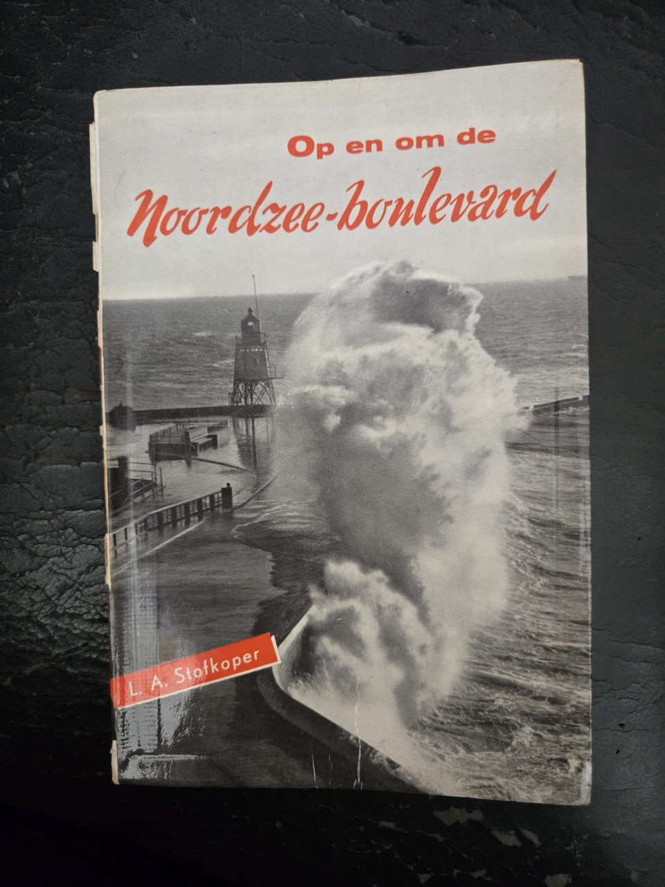 Op en om de noordzee-boulevard.  Door l.a.stofkoper. Zevende druk. 1968.