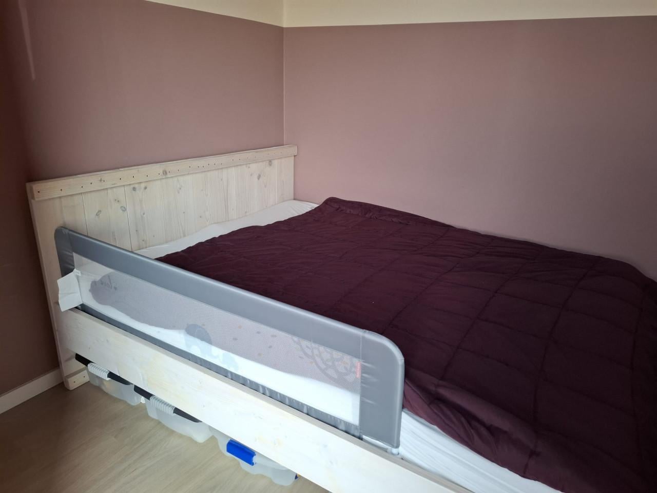 Steigerhouten bed en 2 nachtkastjes