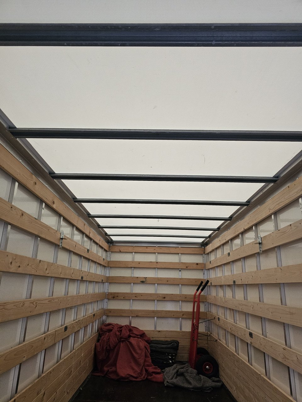 Trailer van 2018, opbouw 4 meter, zo goed als nieuw.