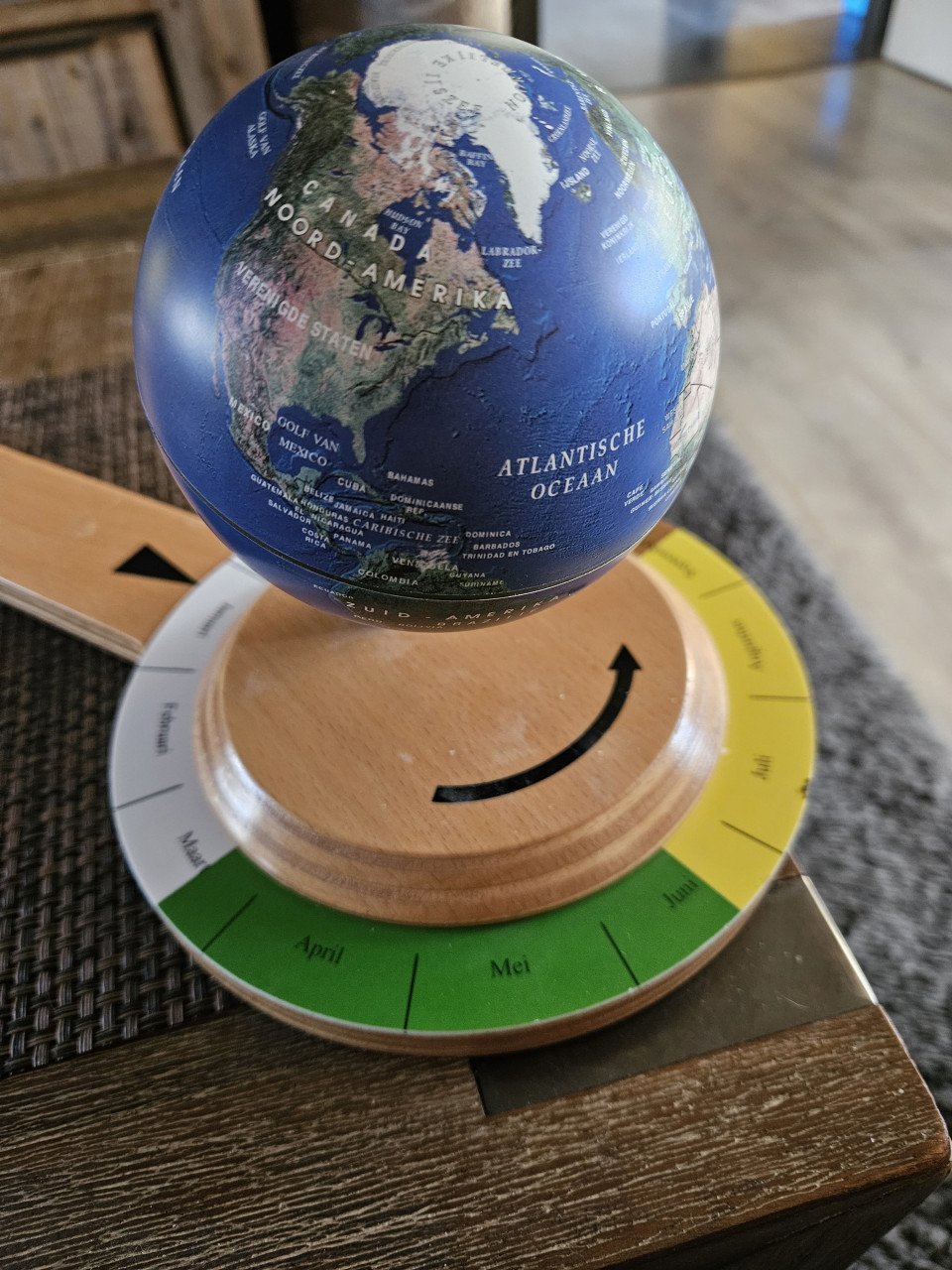 Prachtig vintage Nienhuis Montessori Tellurium in zeer nette staat...
