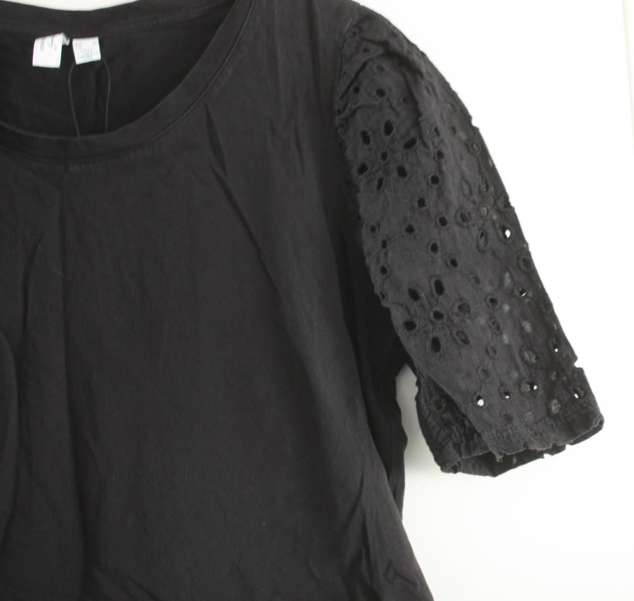 Zwart tshirt met open gewerkte mouwen  maat s