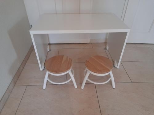 Speeltafeltje met 2 stoeltjes/krukjes (in goede staat )
