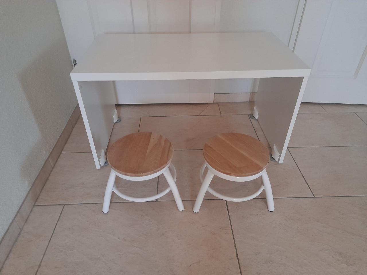 Speeltafeltje met 2 stoeltjes/krukjes (in goede staat )