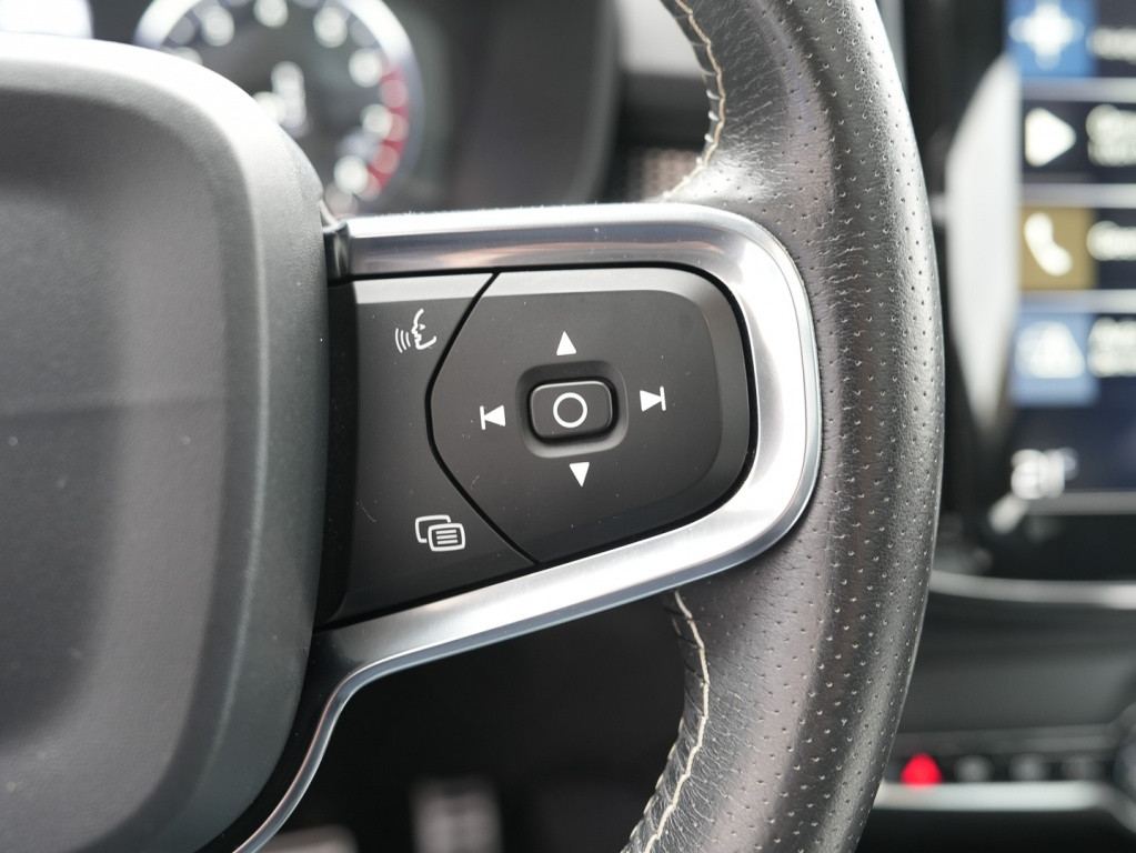 Volvo XC40 t4 190pk r-design| panodak| 360camera| 20''inch| navi| 2 zone cl