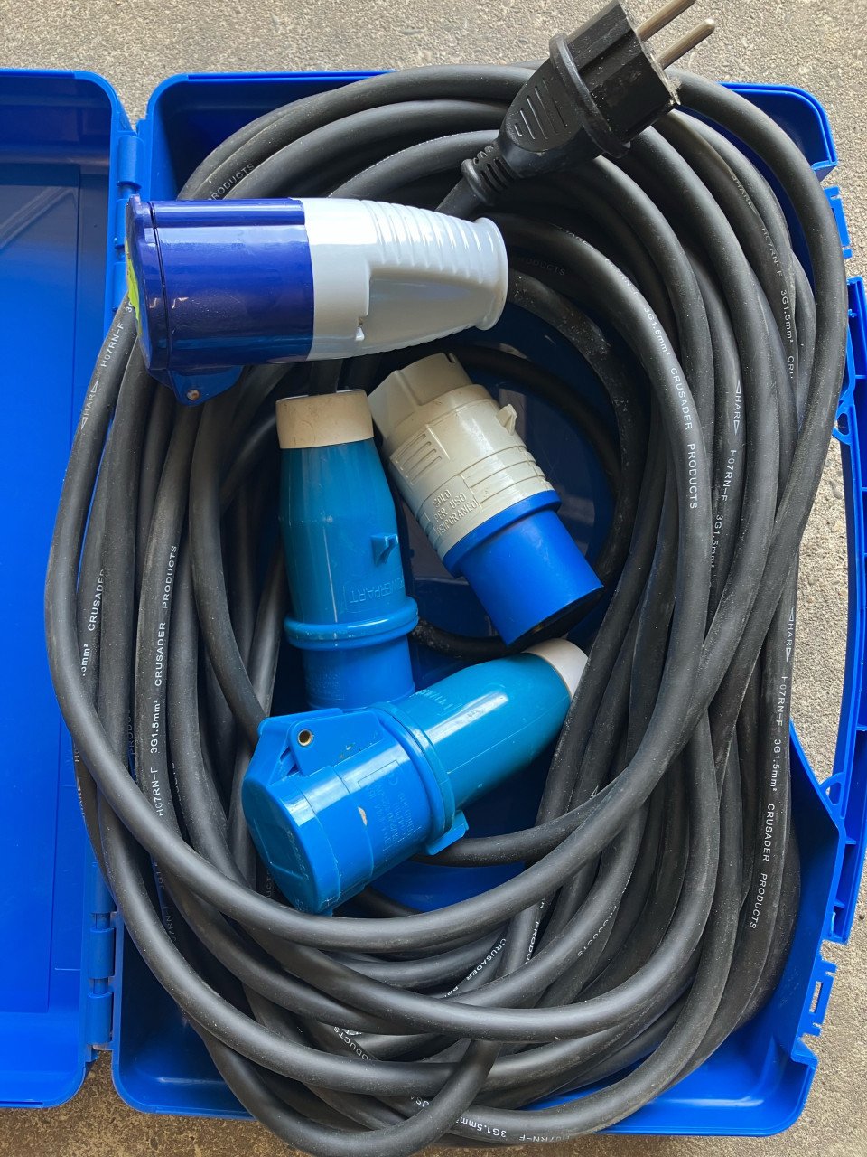Diverse elektriciteits kabels.