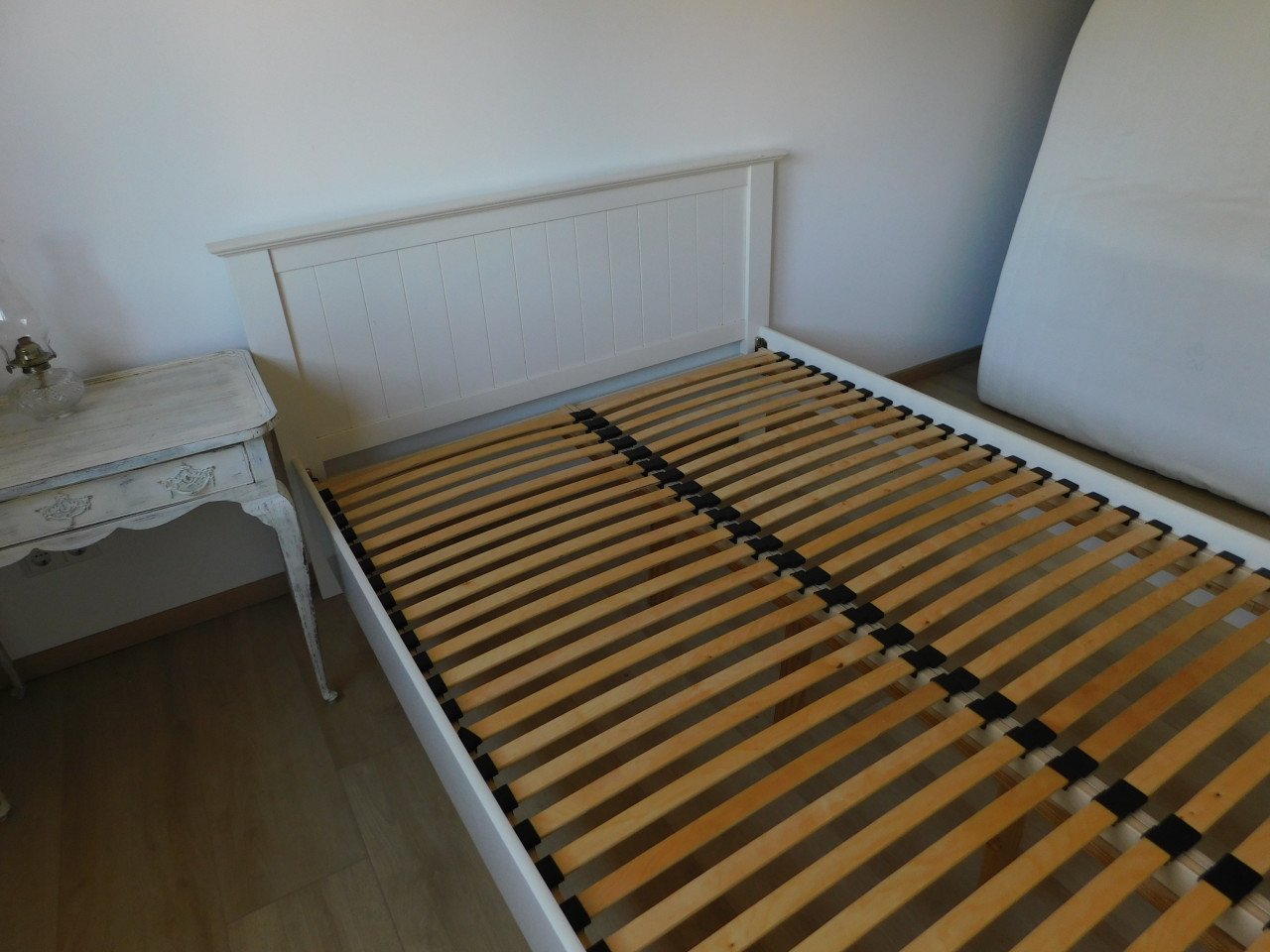 Ombouw twee persoons bed met bijbehorende lattenbodem.