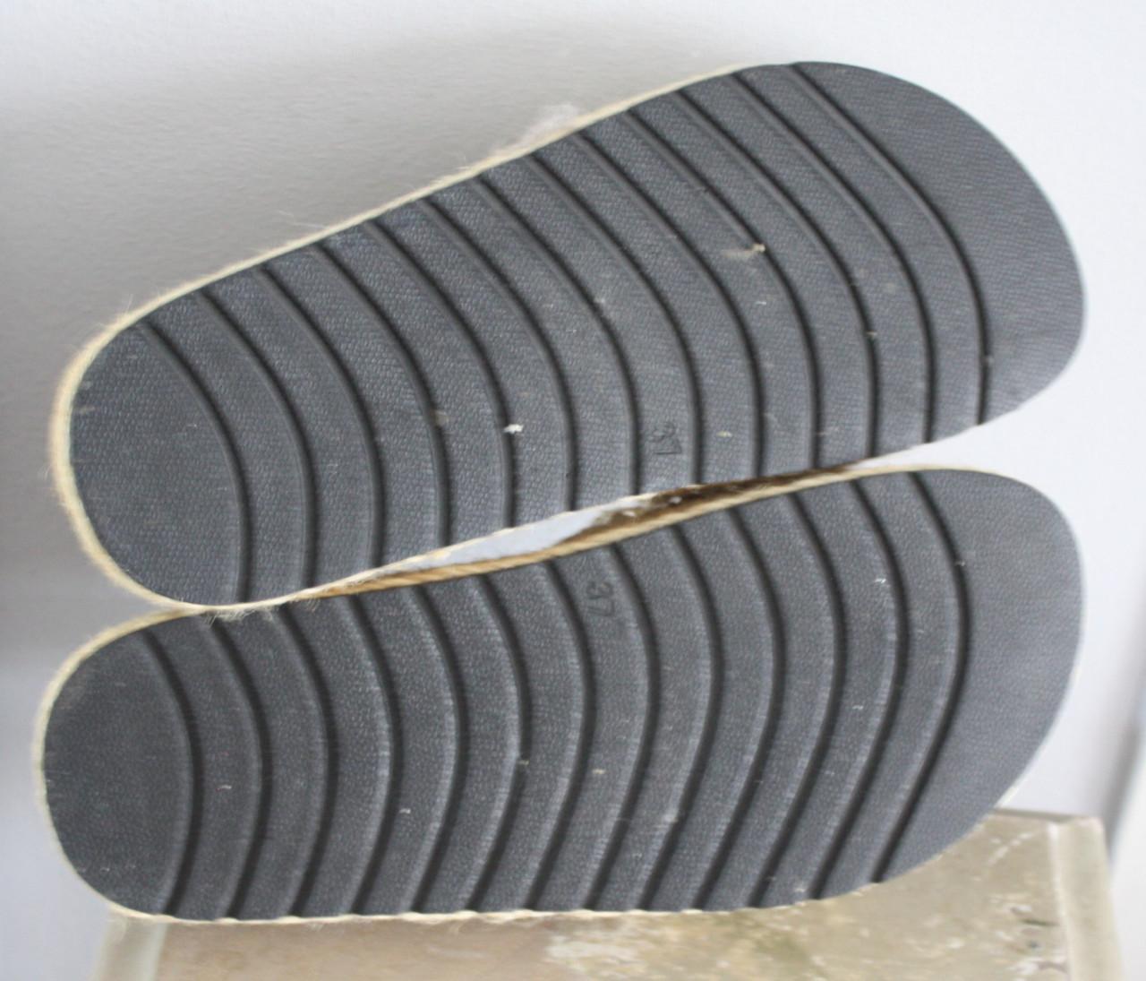 Slippers met goudkleurige studs en beige en juten zoolrand maat 37