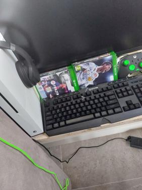 Xbox one s met 4 games en 1 controller