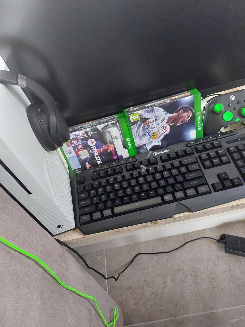 Xbox one s met 4 games en 1 controller