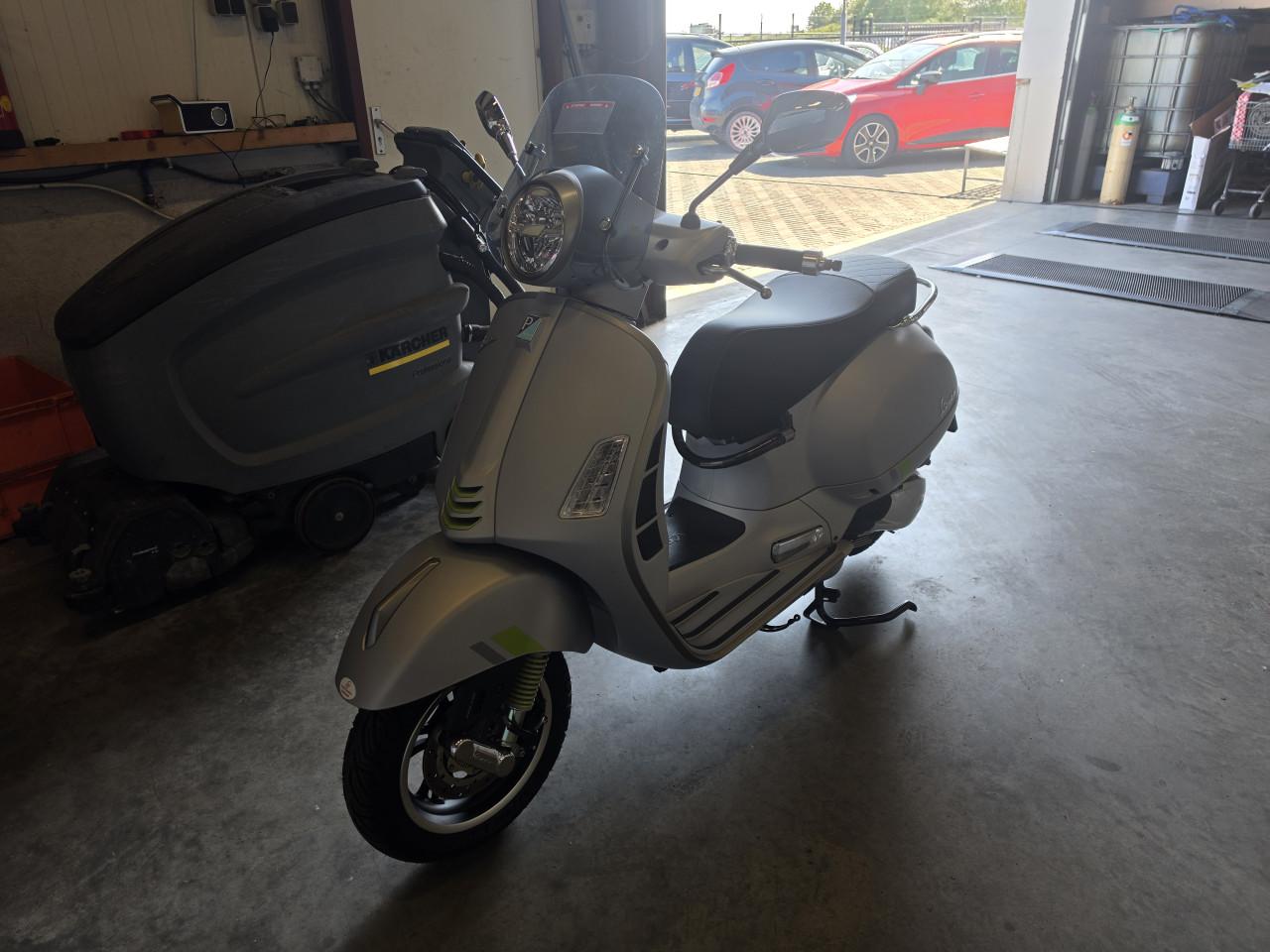 Vespa gts 300 supertech Slecht's 323Km! NIEUW!