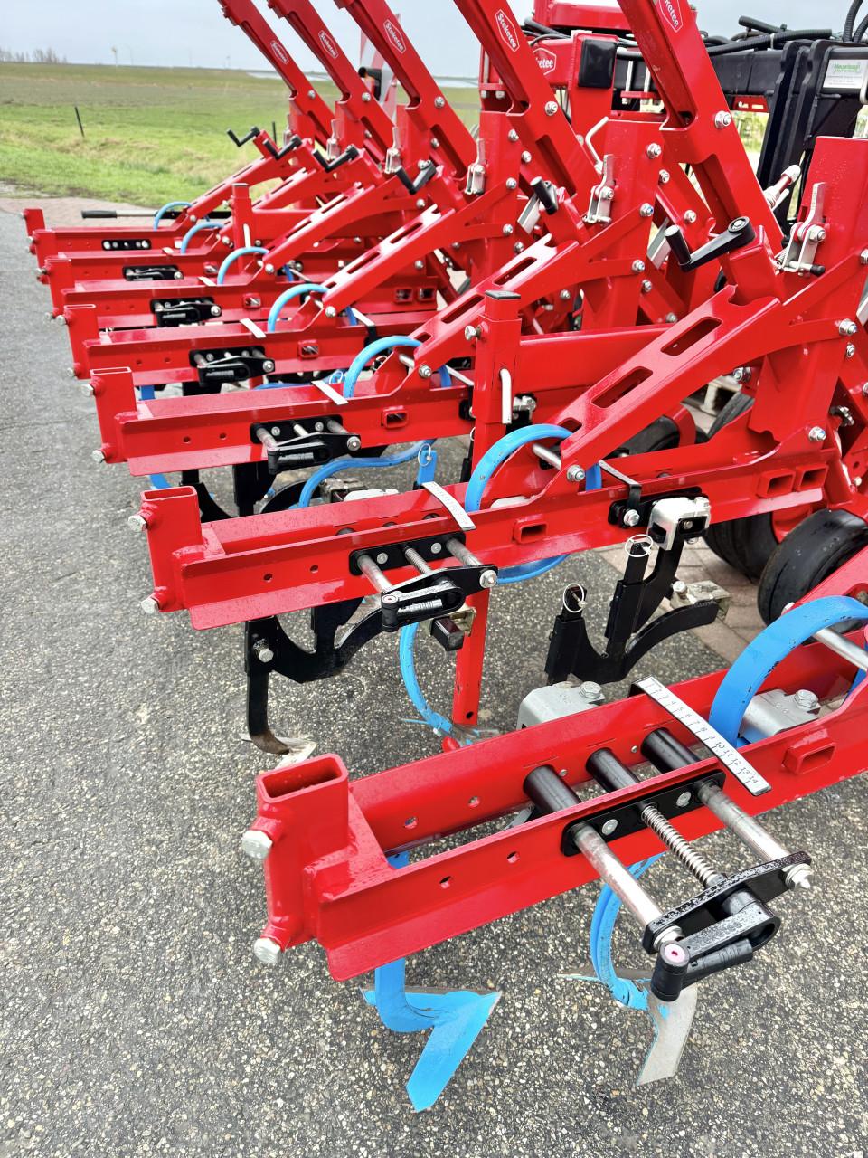 Jong gebruikte Steketee Ec weeder camera gestuurde schoffelmachine 6x50 cm