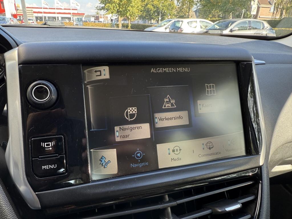 Peugeot 208 1.2 vti active // schermradio //