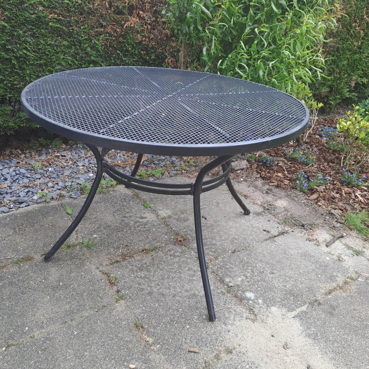 Stevige Tuintafel (ijzer) en 4 stoelen ( ijzer)