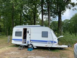 Caravan Hobby 460 UFE met vaste Thule luifel, voortent met losse luifel