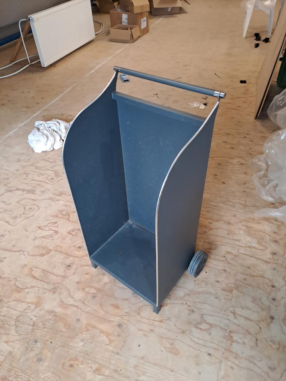 Haardhoutbak met wielen