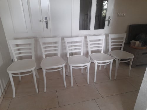 5 Leuke witte houten stoelen ( in goede nette staat )