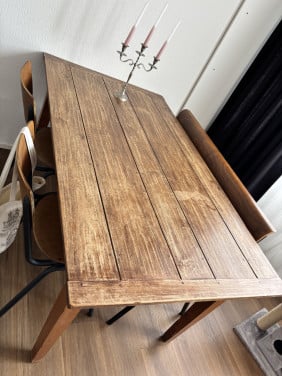 Eettafel + bankje en stoelen