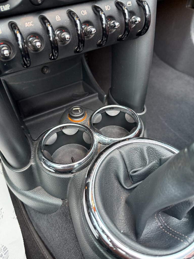 Mini Cooper Cabrio 1.6 - sidewalk