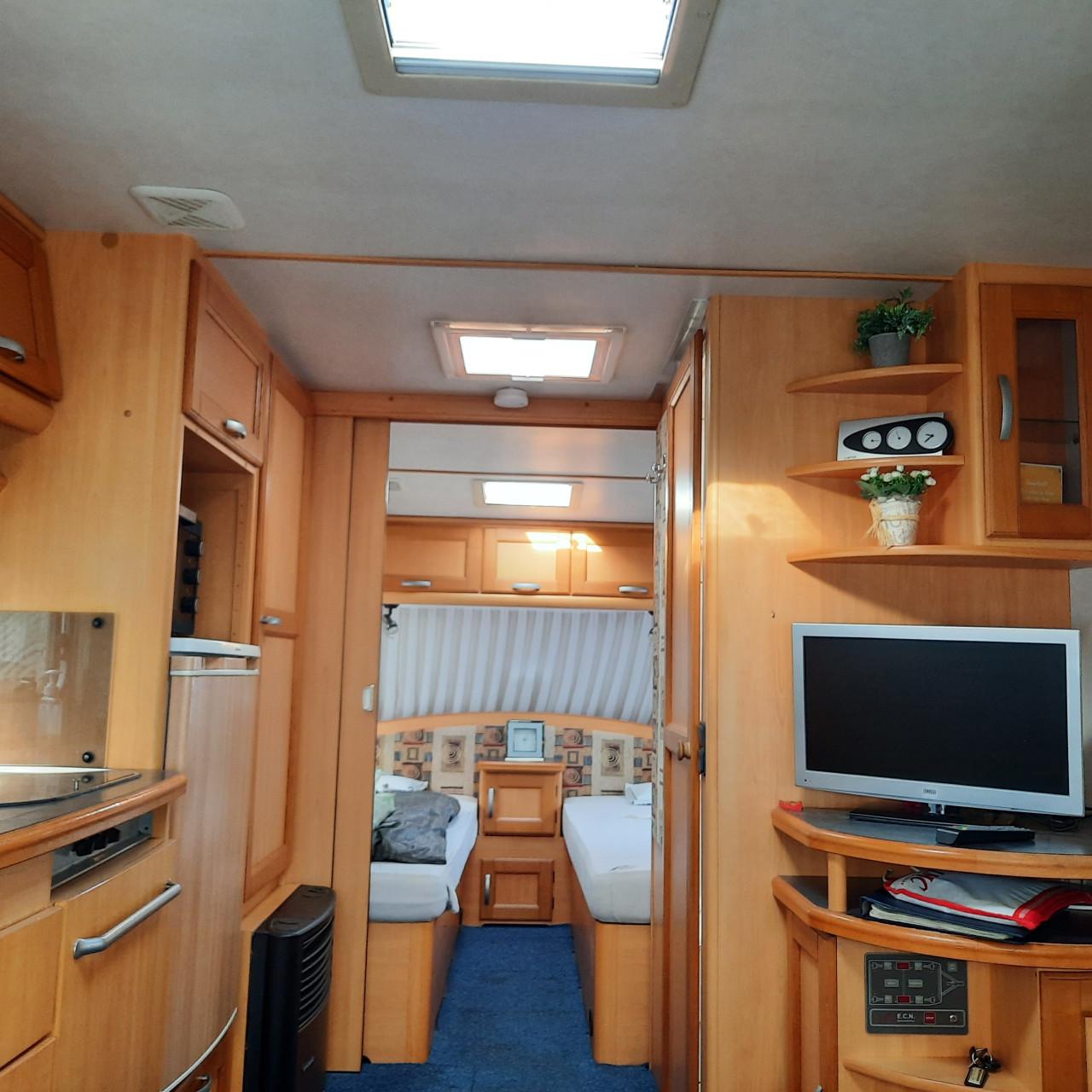 LMC 560 Dominant met voortent en mover (lengtebedden)