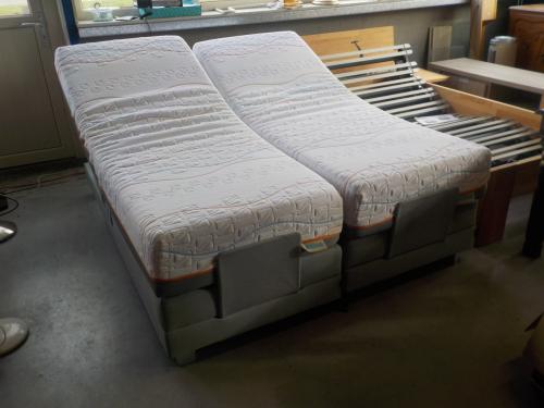 In vrijwel nieuwstaat 2 KARLSONN boxspring + 2 MLINE matrassen 2 x 80 x 200