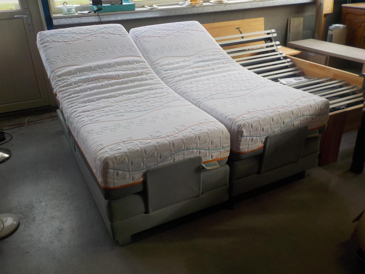 In vrijwel nieuwstaat 2 KARLSONN boxspring + 2 MLINE matrassen 2 x 80 x 200