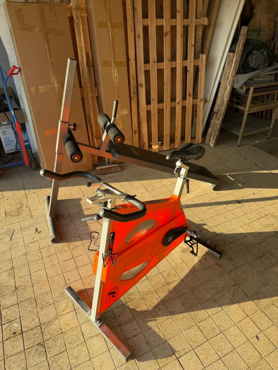 Fitness setje. (Spinfiets & Buikbank)