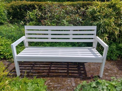 Leuke witte tuinbank (kunststof)