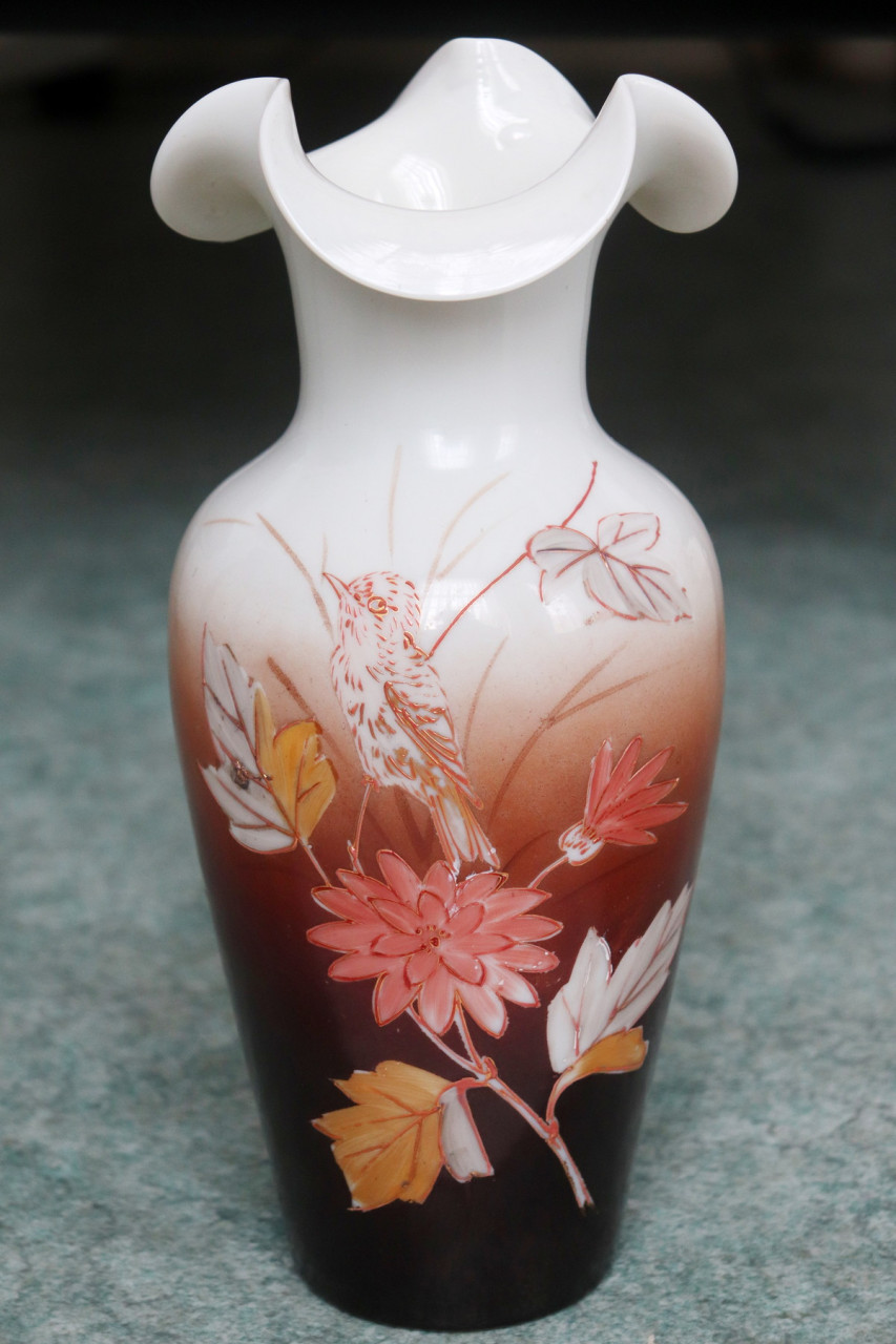 Twee opaline vazen