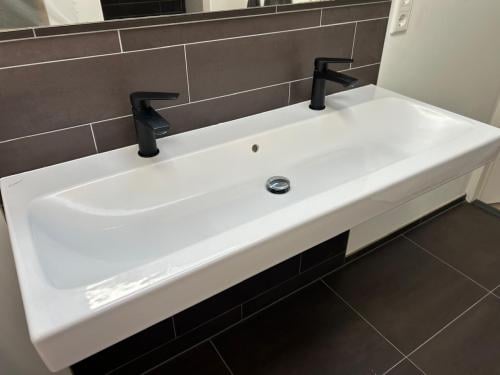 Dubbele wastafel Sphinx met zwarte kranen