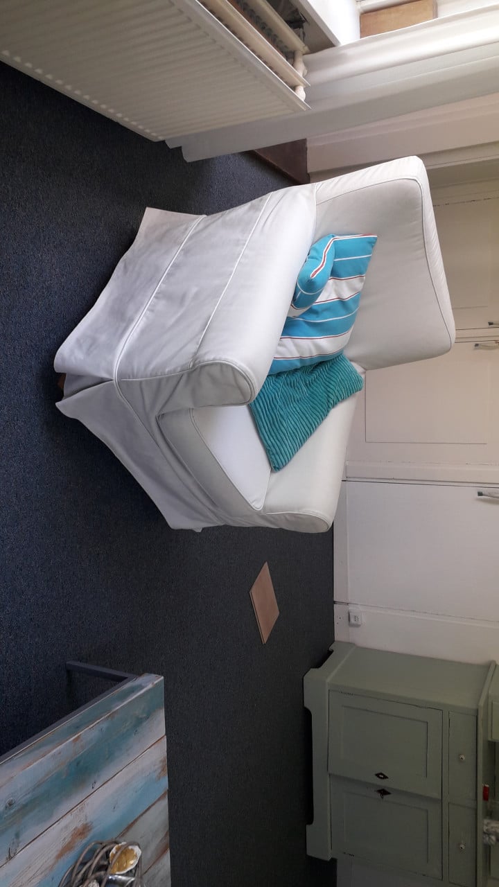 Leuke zithoek met bankstel en 2 losse stoelen (uitwasbare hoezen)