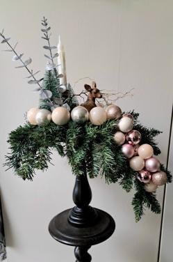 Kerst kunstbloemstuk