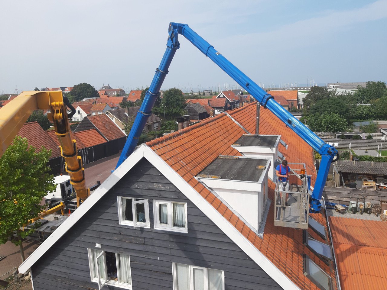 Te huur: Hoogwerker 51 meter, tevens laagwerker