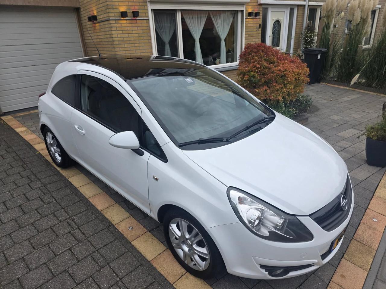 Tekoop zeer mooie Opel Corsa 1.4i 16V  Black and  White