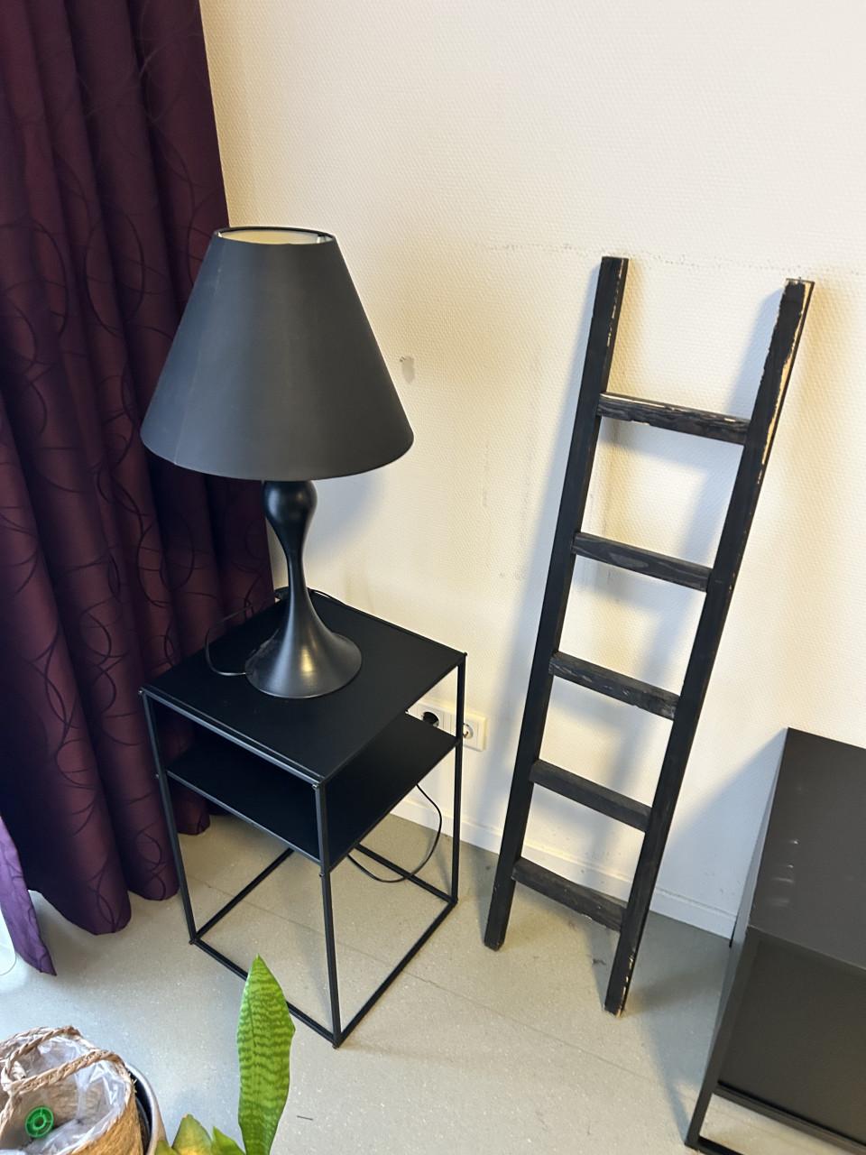 Gratis: dressoir, bijzet tafeltje. Moet zsm weg!!!