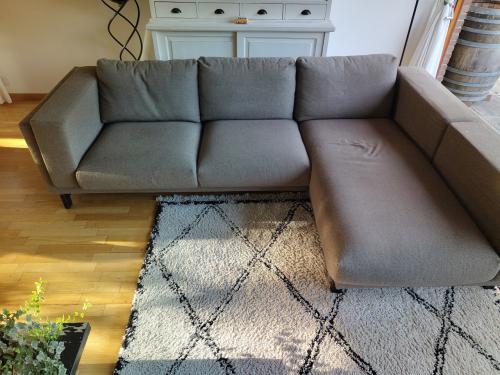 Bank, eetkamerstoelen en buro