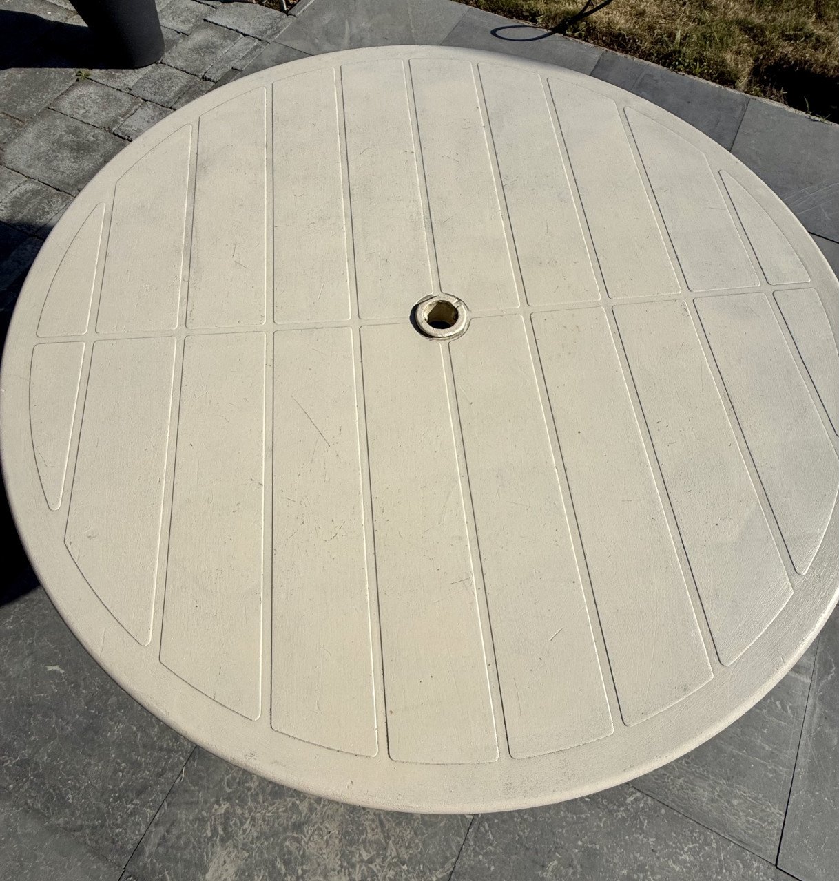 Ronde kunststof tuintafel