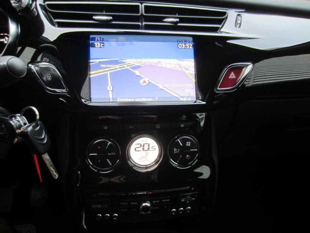 Citroen DS3 1.2 vti so chic clima/nav/park